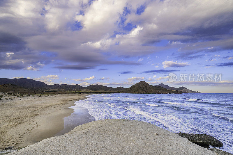 普拉亚德洛斯热那亚，在Cabo de Gata-Níjar自然保护区美丽的海滩之一-西班牙